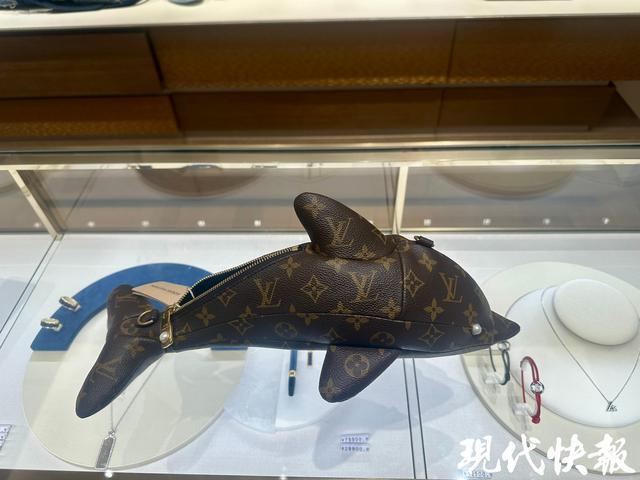 预订同系列的还有海豚包售价39000元AG真人被吐槽的LV龙虾包南京专柜有人(图2)