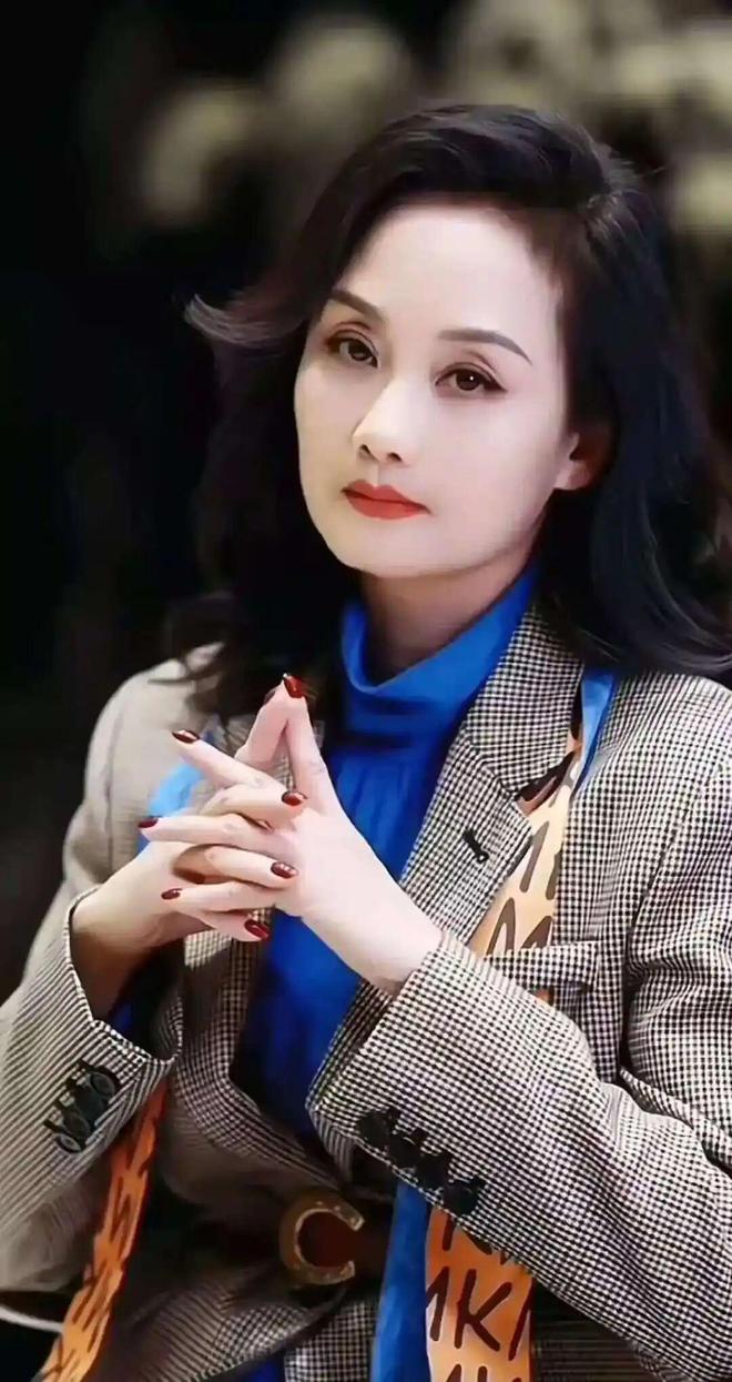 位女星个个天生富贵相穿衣高级时髦又优雅AG真人澳门百家家乐最适合演贵妇的4(图2)