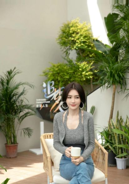 仔裤太高级！短发状态松弛自然越看越绝AG真人地址46岁秦岚穿灰色内搭配牛(图3)