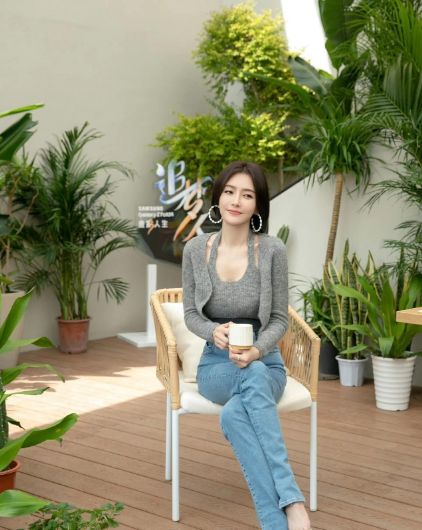 仔裤太高级！短发状态松弛自然越看越绝AG真人地址46岁秦岚穿灰色内搭配牛(图4)