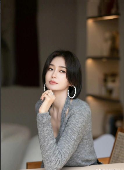 仔裤太高级！短发状态松弛自然越看越绝AG真人地址46岁秦岚穿灰色内搭配牛(图2)