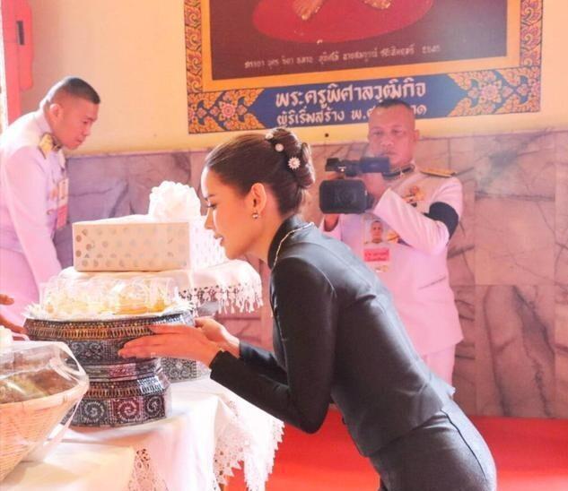 圈！153万耳环加持后宫二号排面拉满了AG真人app泰王宠妃欧拉弄新造型出