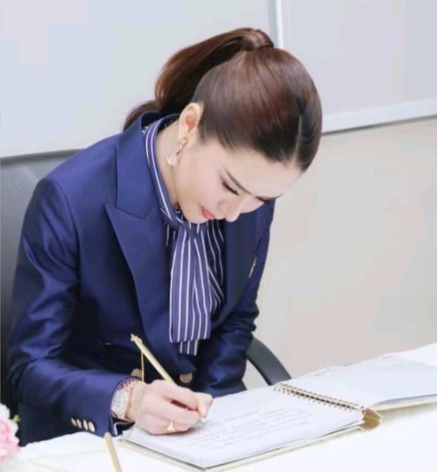 圈！153万耳环加持后宫二号排面拉满了AG真人app泰王宠妃欧拉弄新造型出(图9)