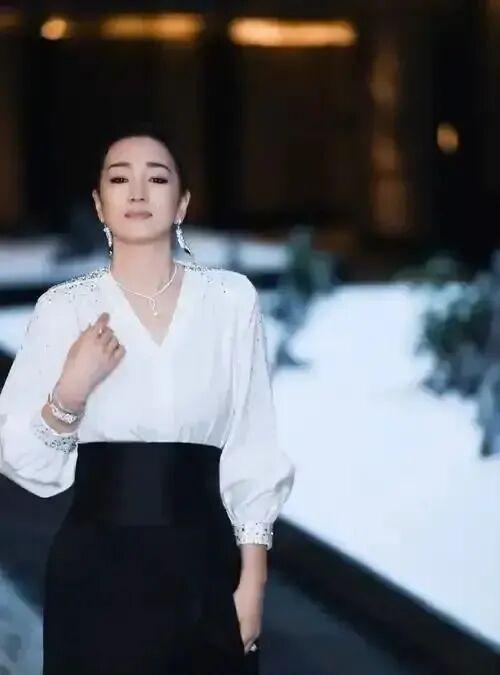 裙稳站C位手握双奢代言这才是顶流天花板AG真人百家家乐app巩俐：墨绿丝绒(图3)