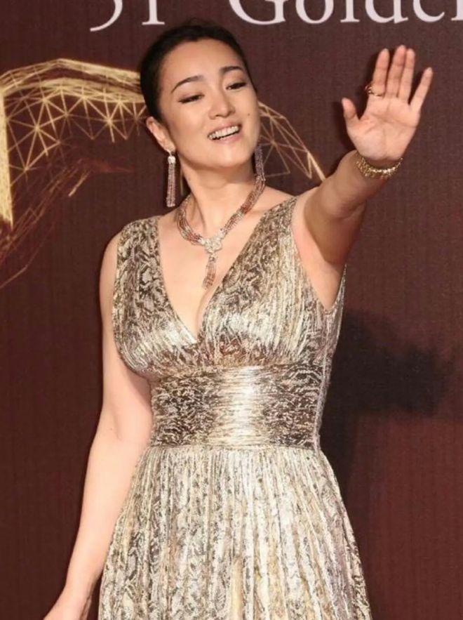 裙稳站C位手握双奢代言这才是顶流天花板AG真人百家家乐app巩俐：墨绿丝绒(图4)